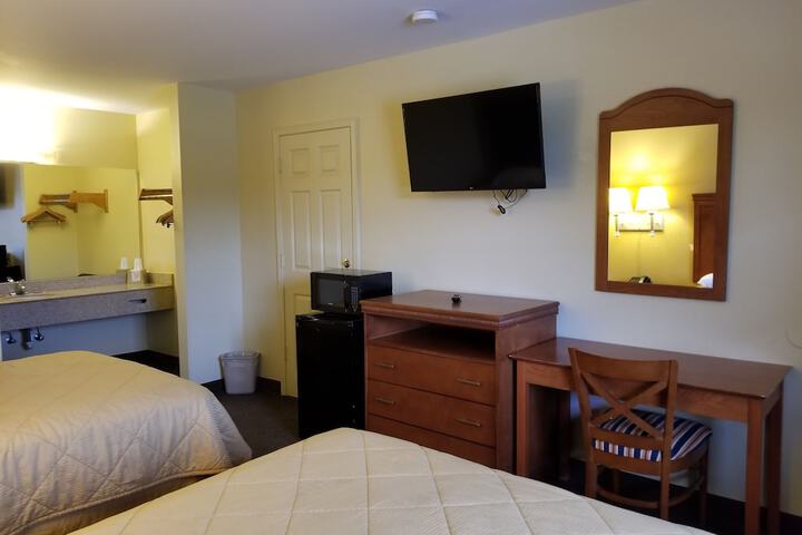 2 Queen Beds (8 of 15)