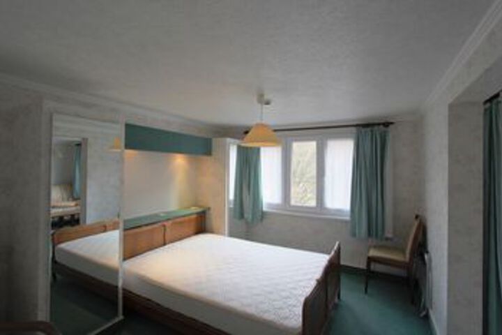 Room 5 of 12