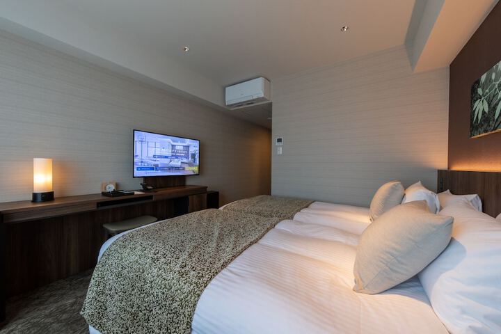 Room 27 of 40