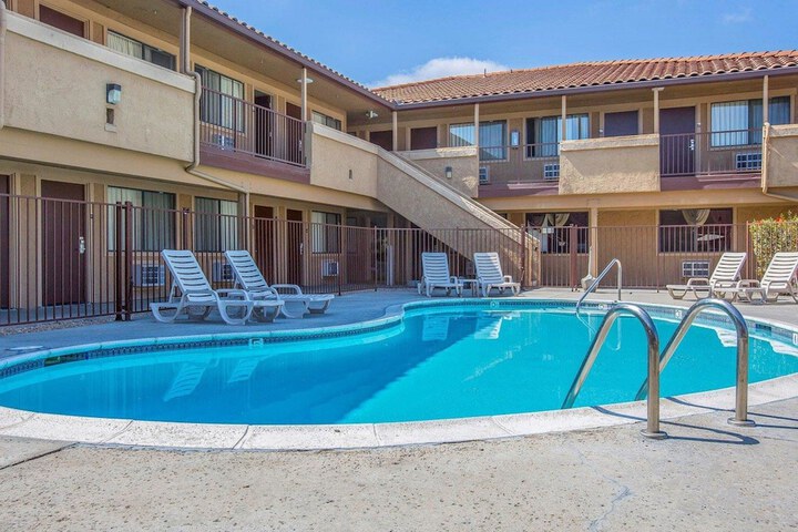 Pool 19 of 24