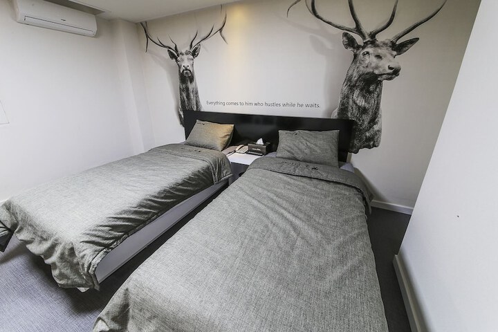 Room 6 of 28