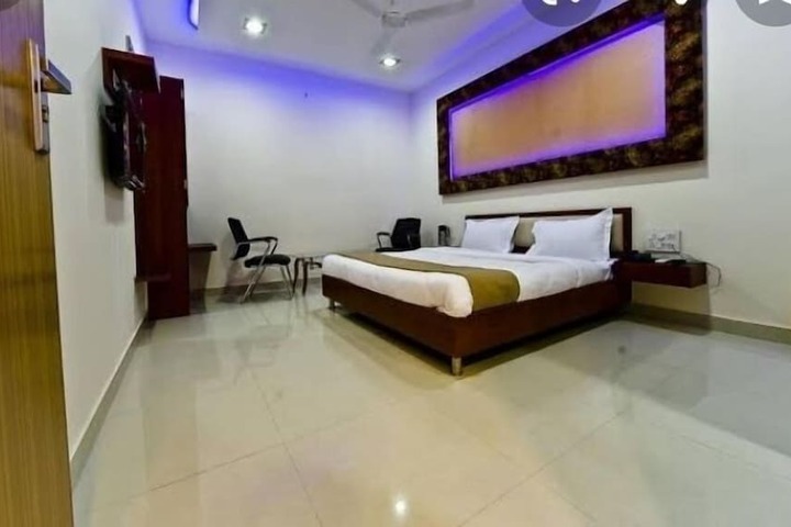 Room 9 of 14