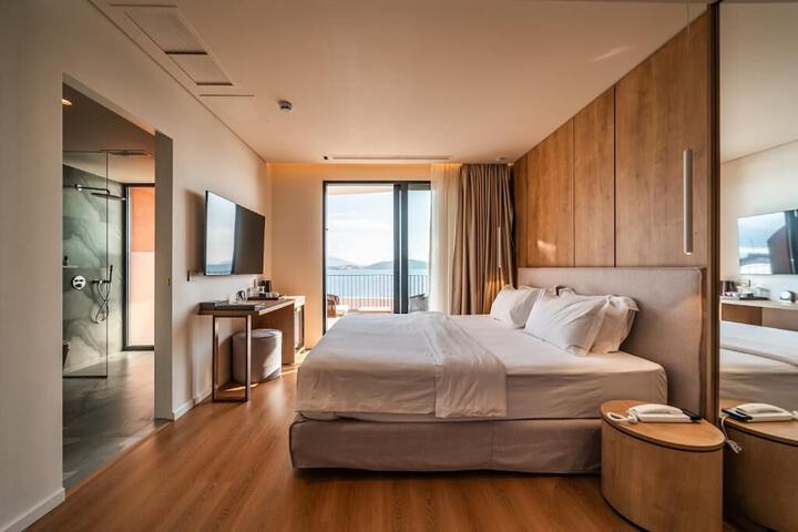 Room 4 of 97