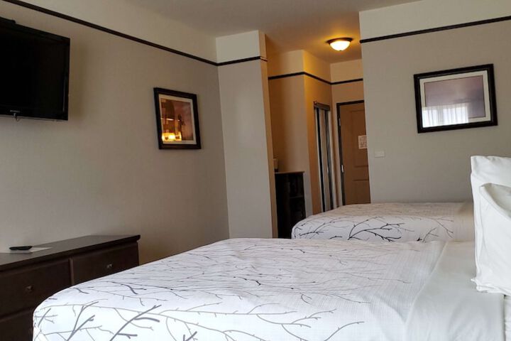 2 Queen Beds (1 of 7)