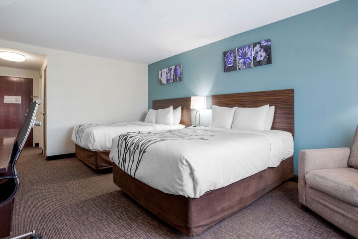 2 Queen Beds Beds Standard Room (1 of 11)