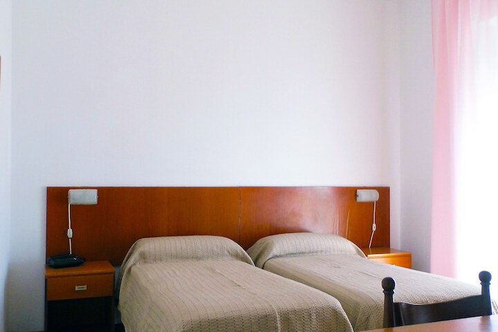 Room 5 of 33