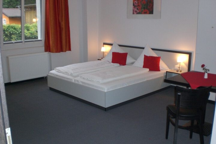 Room 13 of 37