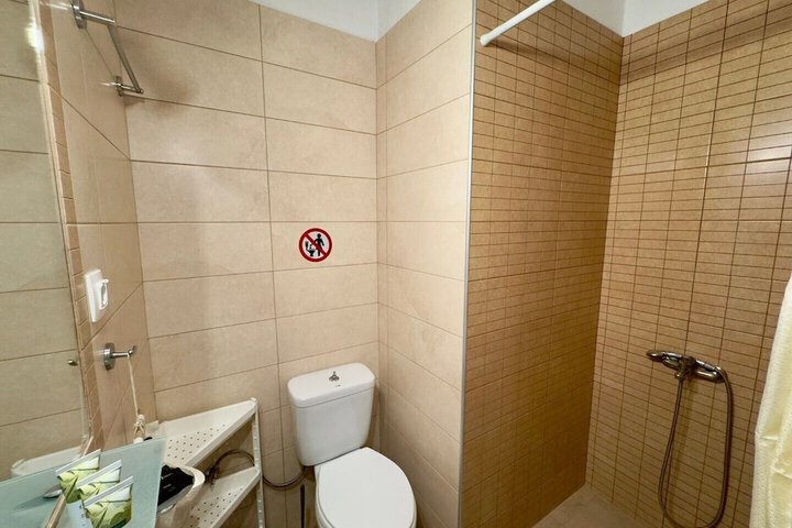 Room 122 of 171