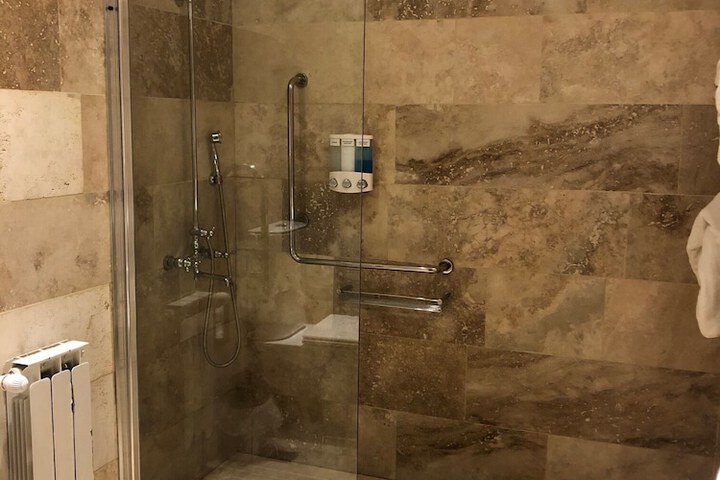 Room 14 of 33