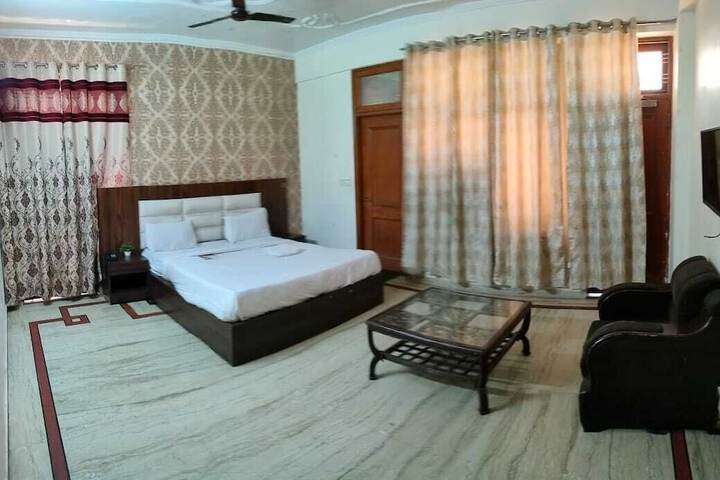 Room 6 of 17