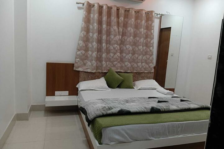 Room 4 of 32