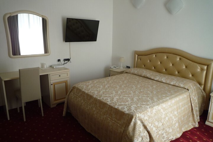 Room 4 of 30