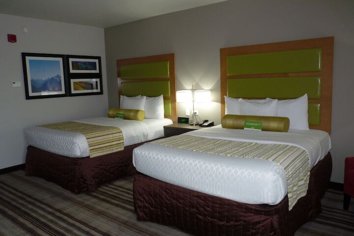 2 Queen Beds (13 of 15)