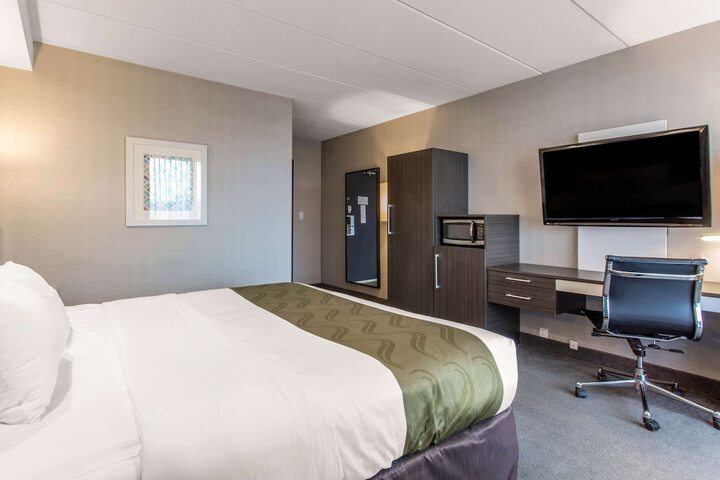 1 King Bed (2 of 11)