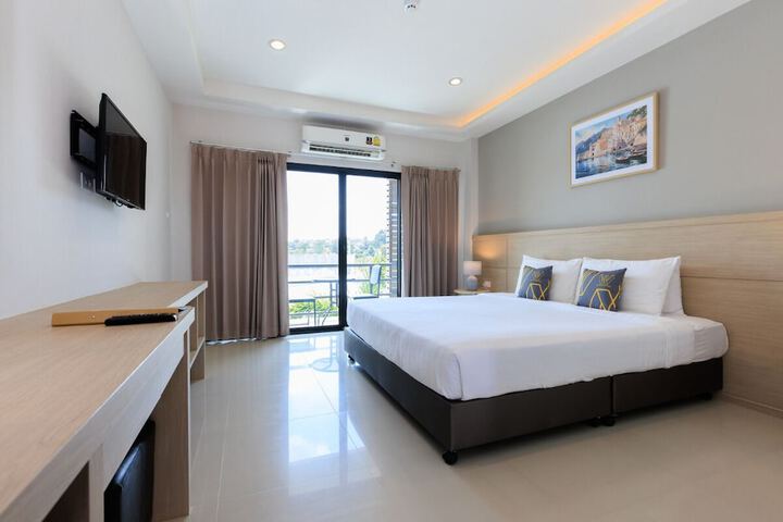 Room 13 of 38