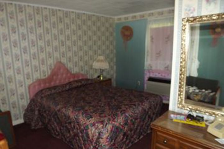 Room 13 of 23