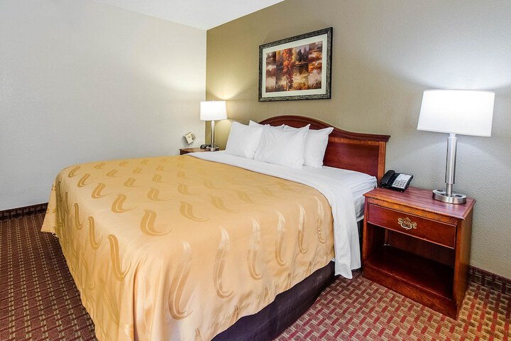 1 King Bed Accessible (11 of 16)