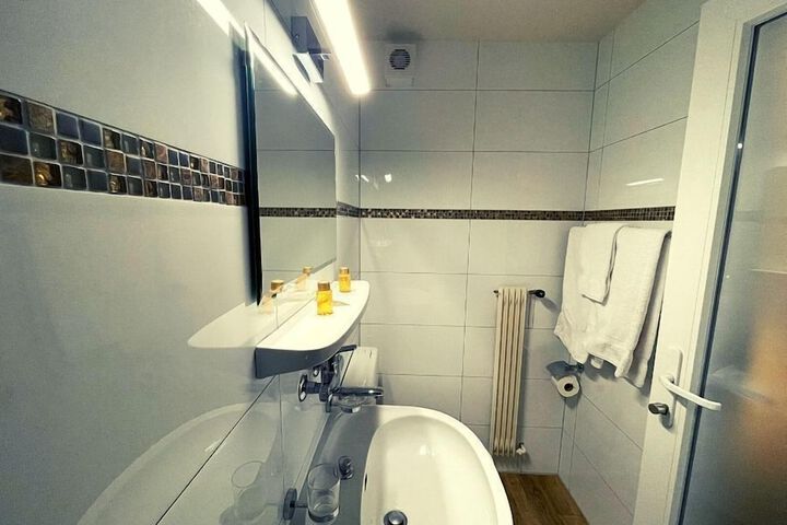 Room 18 of 33