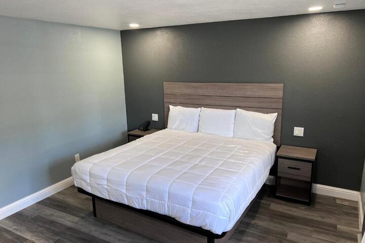 1 Queen Bed (30 of 30)