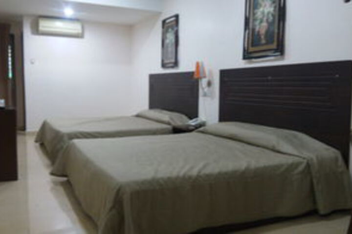 Room 6 of 10
