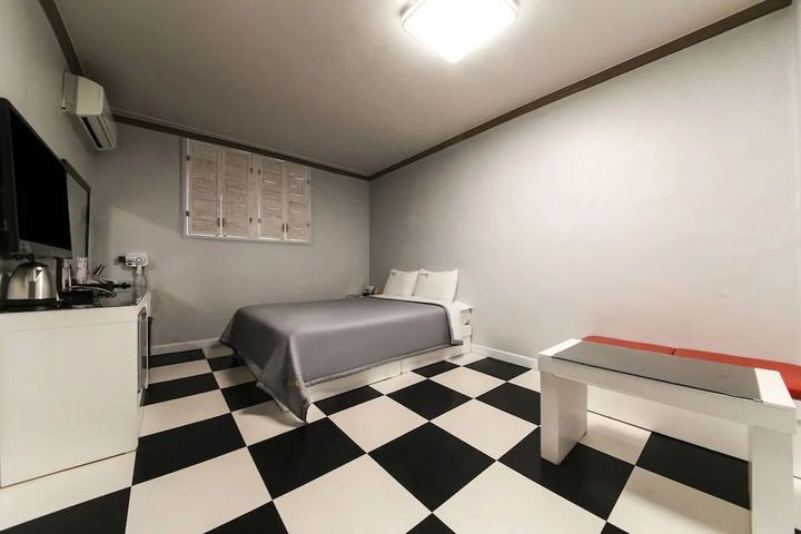 Room 9 of 11