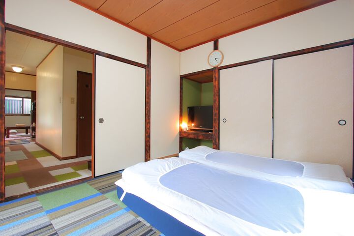 Room 7 of 18