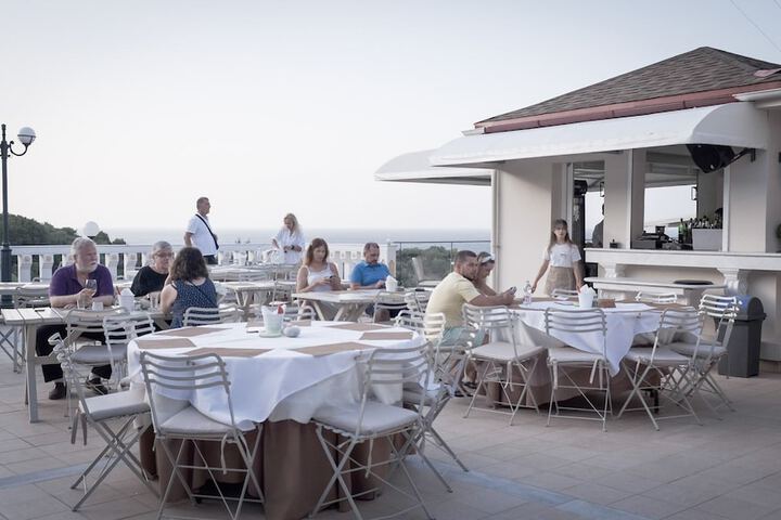 Dining 60 of 105