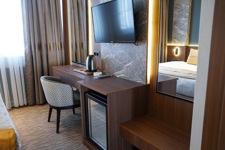 Room 4 of 16