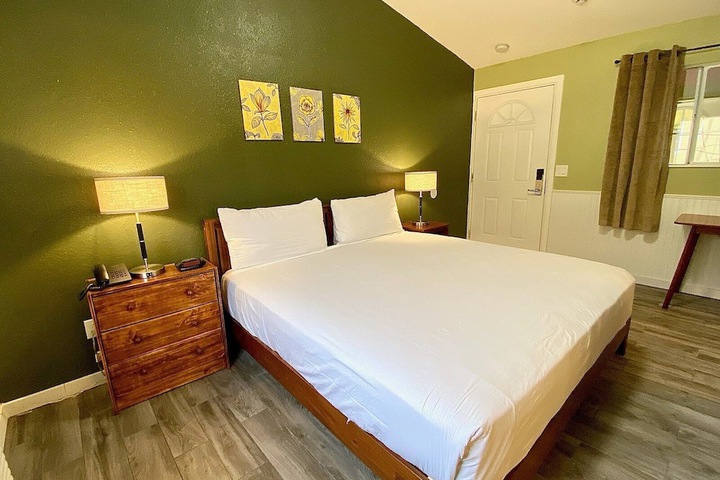 Standard King Bed Kitchenette (5 of 19)
