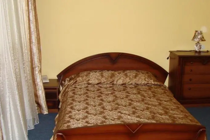 Room 2 of 10