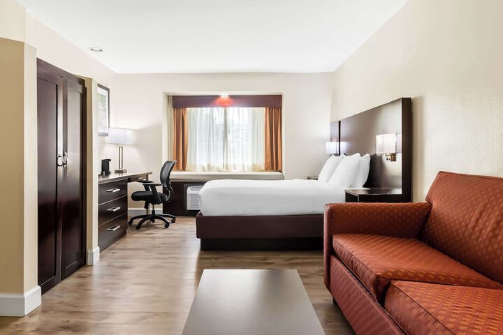 1 Queen Bed Microwave and Refrigerator Sofa Bed High Speed Internet Accessible Full Breakfast (20 of 21)