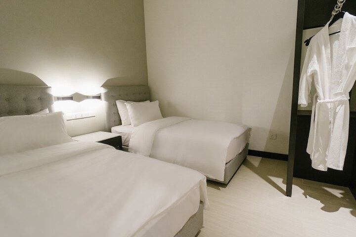 Room 5 of 33