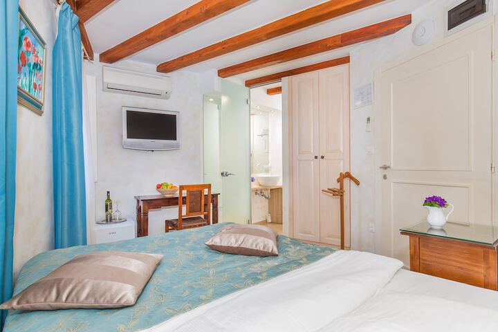Room 5 of 62