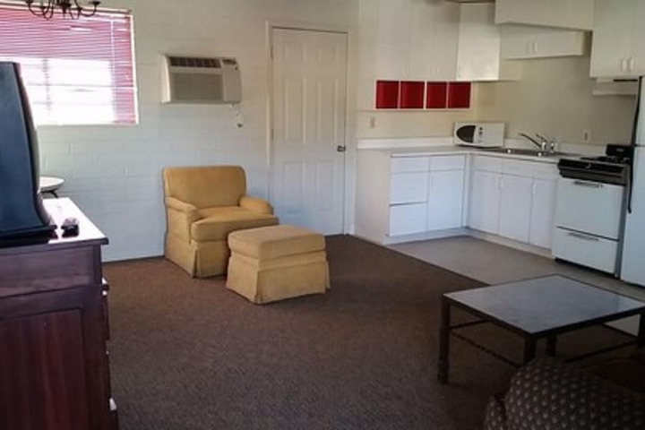 Room 6 of 8