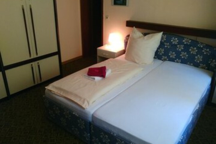 Room 32 of 43