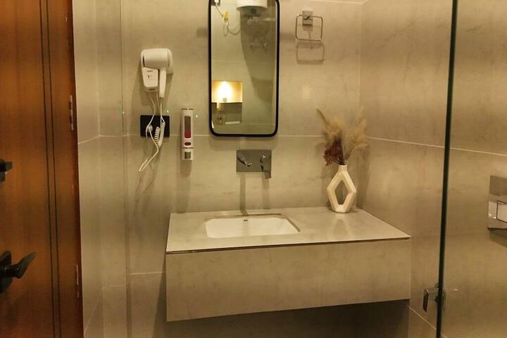 Room 10 of 12