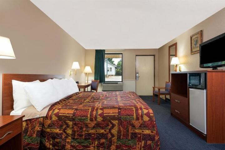 1 King Bed (6 of 9)