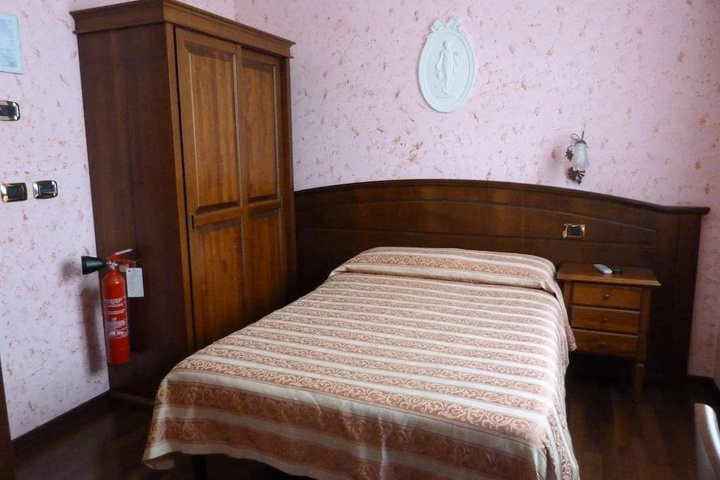 Room 6 of 13