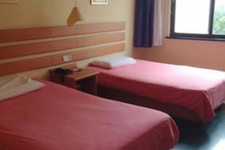 Room 4 of 28