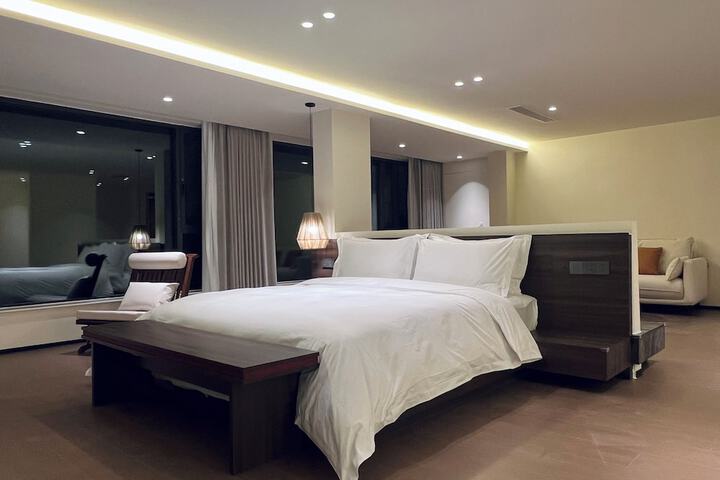 Room 33 of 68