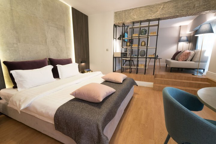 Room 27 of 102
