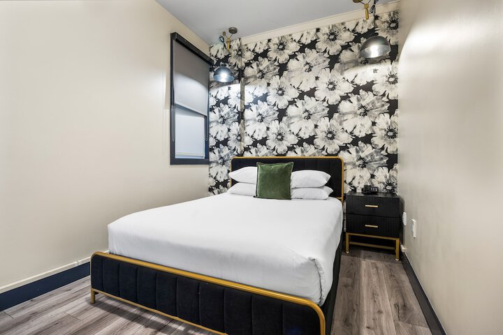 Standard Queen Bed Accessible (29 of 34)
