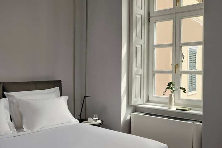 Room 12 of 206
