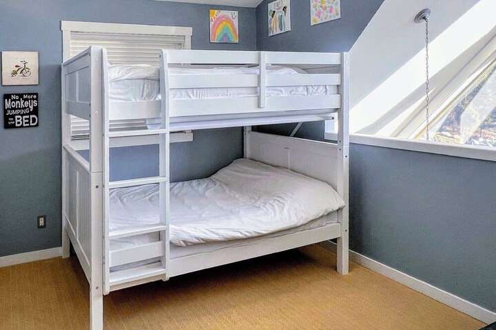 Room 83 of 543