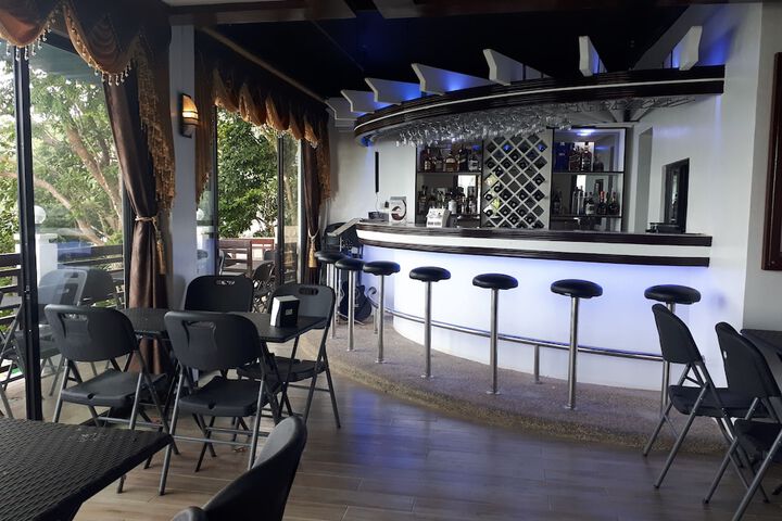 Lounge 68 of 83