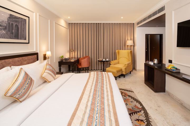 Room 6 of 28