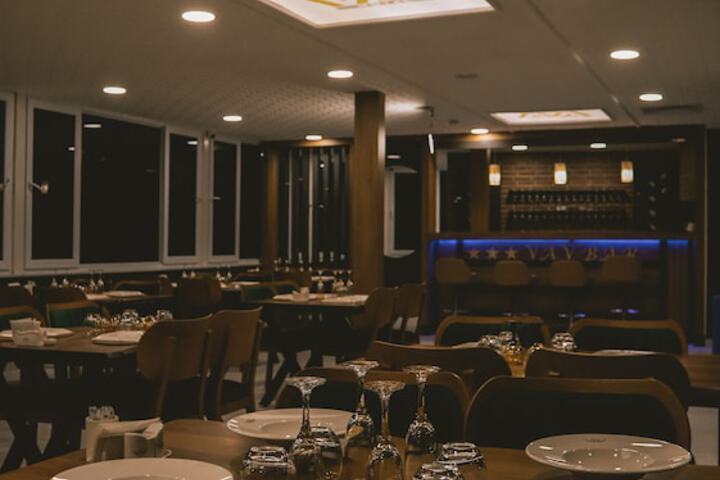 Dining 10 of 12