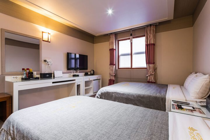 Room 6 of 31