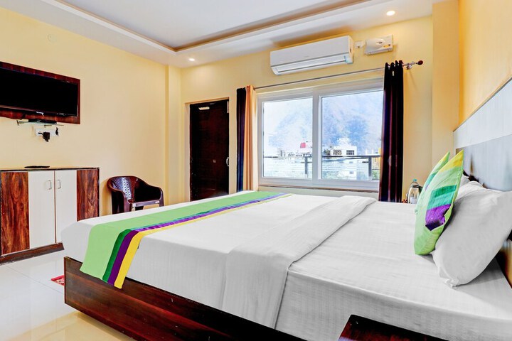 Room 5 of 8