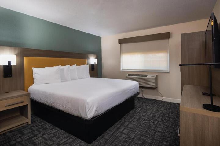 1 King Bed (12 of 18)